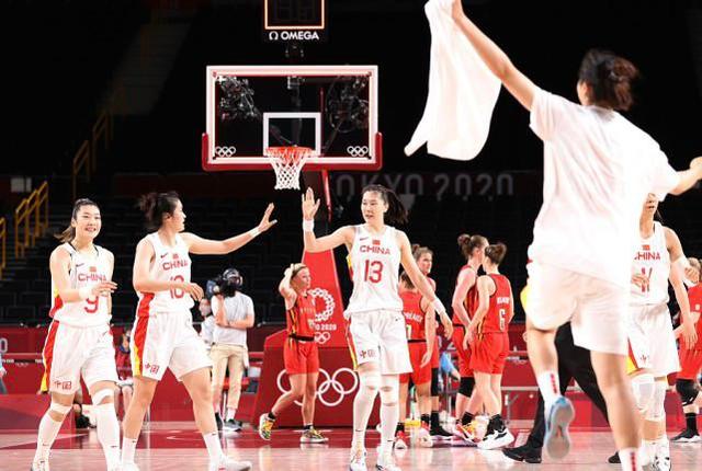 三战全胜成淘汰赛一号种子!女篮姑娘庆祝+姚明肩并肩参与