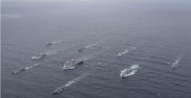 美舰赴南海支援英航母后,中俄联手打响反击第一枪:重兵集结完毕
