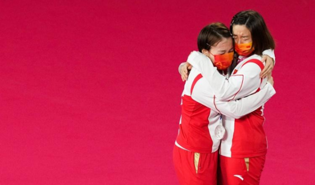 大格局!凡晨丢金仍安慰对手 抱头痛哭奥运之旅仍有遗憾