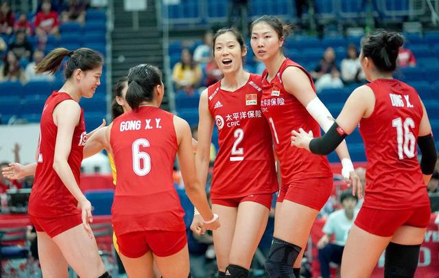 3-0!中国新女排完美收官,郎平拥抱队员告别,丁霞哭得最凶