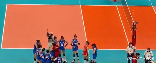 丁霞拥抱郎平,一边痛哭一边说“朗导,对不起”