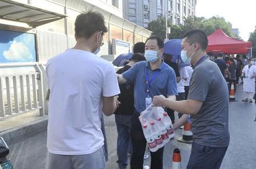 郑州市三院24小时集结600余名医护开展核酸检测采样