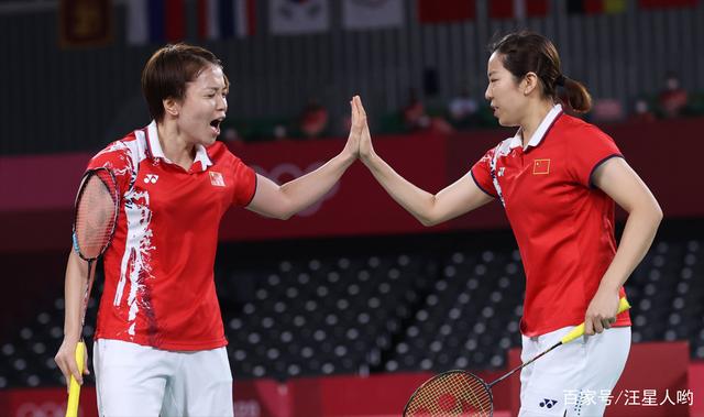 中国队又失一金!“凡尘组合”遭印尼完败,球拍打折+拥抱对手