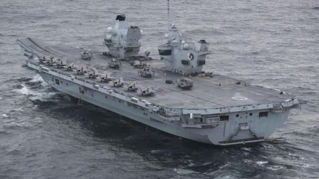 山东舰出手不同凡响!英航母狼狈撤往吕宋海峡,令美日澳十分失望