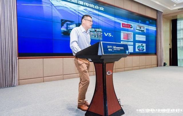 男子自称加拿大人,威胁交警“开枪打我,射毙我呀”!