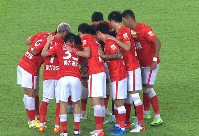 5-2!广州队拿沧州雄狮撒气,丢2球卡帅不满,张琳芃被轻松过掉