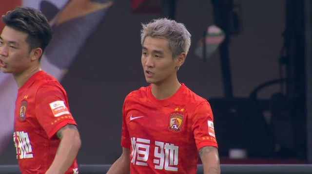 广州队5-2踢疯了!球迷:看台上打伞的小姐姐,我觉得我恋爱了