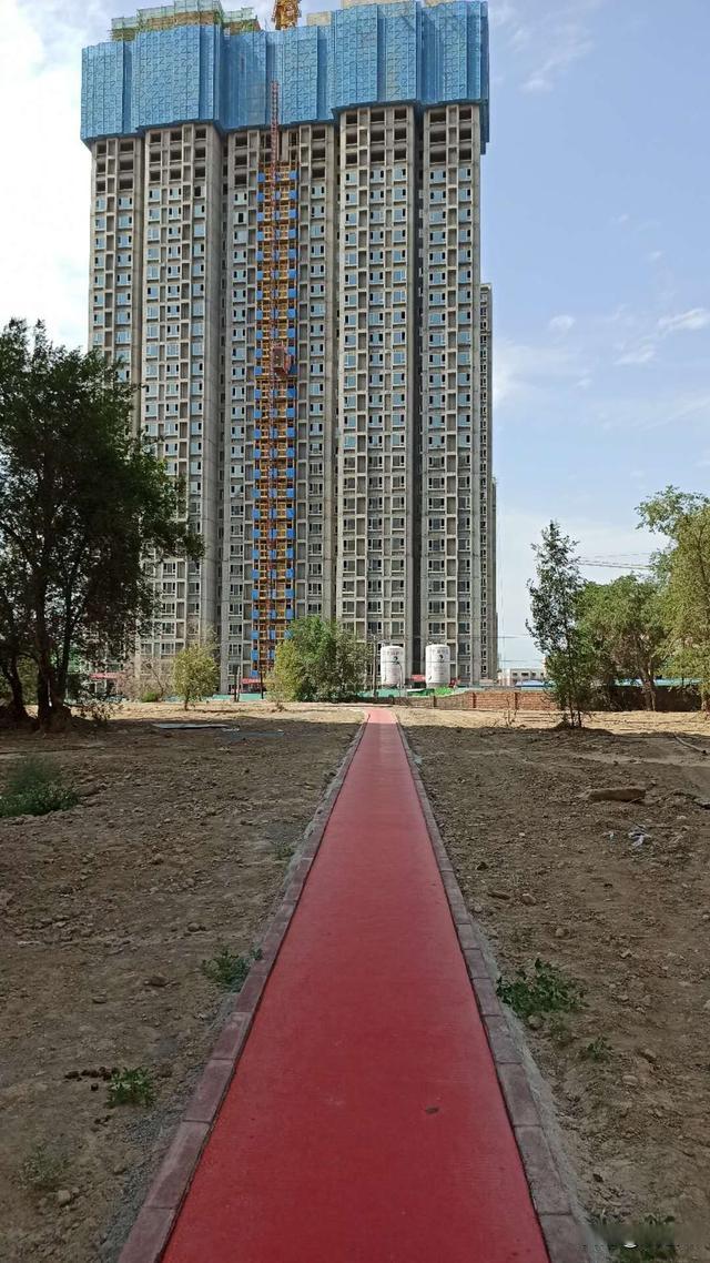 新疆新市区网红小区蓝翔花苑道路涂装中国红助力奥运