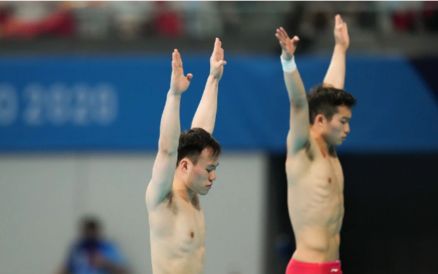 宝博解说奥运,中国男子双人跳水神同步,默契配合夺金牌