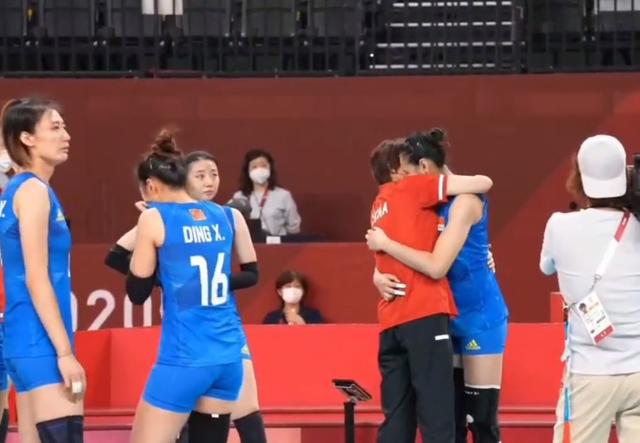 郎平谢幕战:逐个拥抱,李盈莹张常宁哭成泪人,发言尽显退休之意