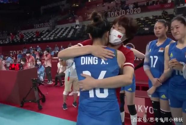 看哭!丁霞拥抱郎平10秒钟,全队飙泪,现场配乐:阳光总在风雨后