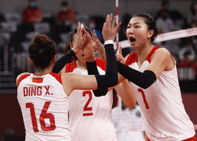 女排3:0郎平仰天长叹,佝偻背影写满心酸,宋世雄:中国排球巨人