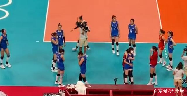 再见!老将颜妮偷偷抹泪,郎平宣布回归家庭:现在我期待赶快回家