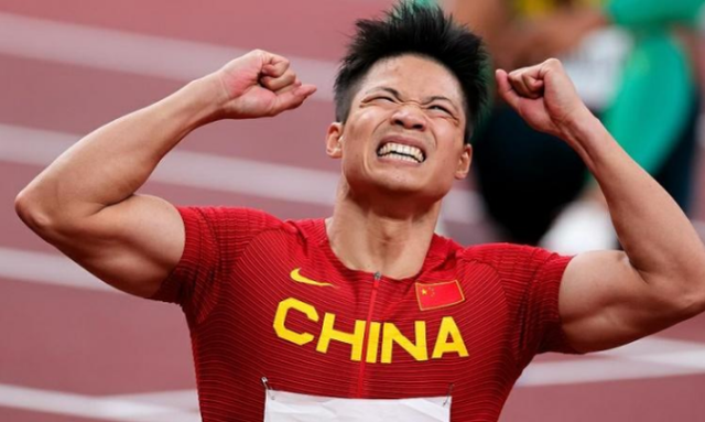 神奇!跑车100米直线都跑不赢苏炳添 金牌得主3年前还是跳远选手