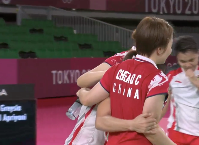 国羽摘银暖心一幕!对手激动痛哭,中国组合上前微笑拥抱祝贺感人