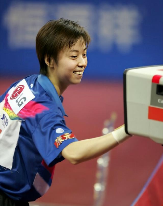 饱满身材很吸睛,嫁入豪门后太幸福,张怡宁罕见穿吊带装魅力十足