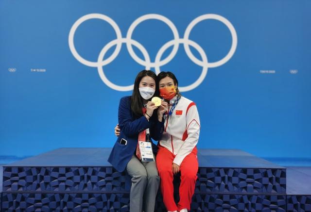 郭晶晶站上奥运会领奖台!穿裁判服却成配角,和冠军合照成名场面