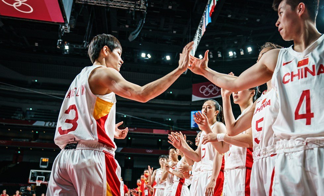 无奈!中国女篮闪耀奥运会,全队工资却不到500万,该论功行赏?