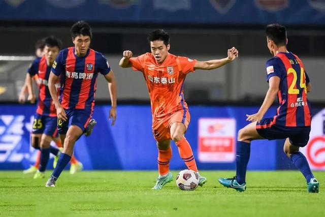 疯狂5-0!泰山队狂胜同省兄弟,3分优势领跑,青岛惨遭6连败