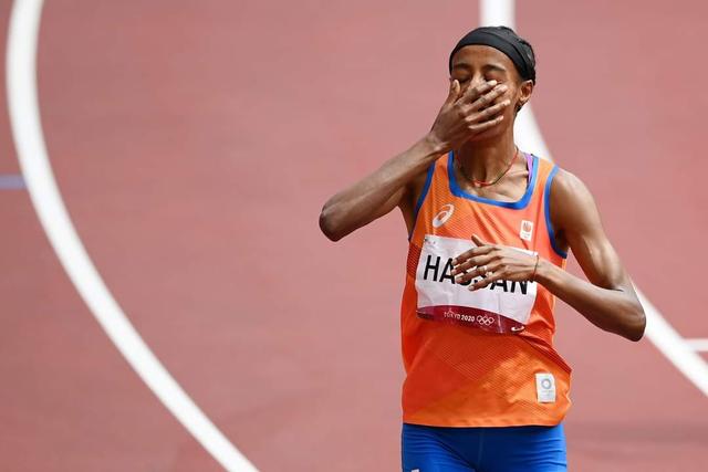 摔倒了,爬起来!奥运震撼1幕:她从第12冲到第1,史诗级超车