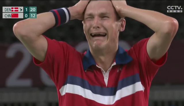 安赛龙夺冠后抱头痛哭!情绪失控,谌龙大气祝贺,主动换球衣