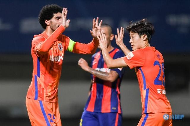 半场-费莱尼建功孙准浩点射 山东泰山暂3-0青岛