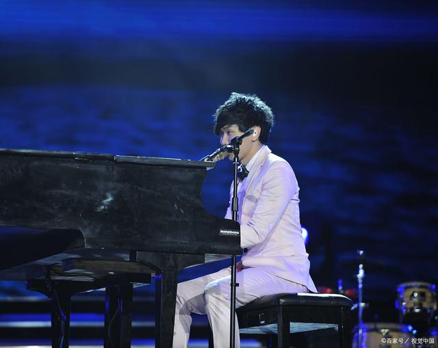 林俊杰深夜急忙返回新加坡,他与潘玮柏其中要有一人去陪吴亦凡