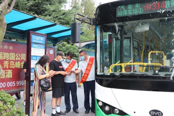 戴好口罩提前亮码 公交车辆“圈圈消毒”市民可放心乘坐