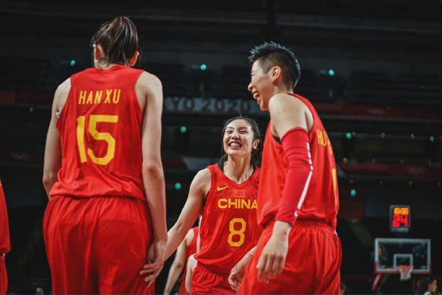 中国女篮提前锁定八强!众志成城力争奖牌,一人状态成取胜关键