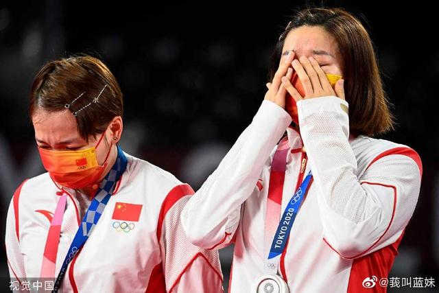 心疼!陈清晨/贾一凡泪洒奥运领奖台,难忍失落抱在一起失声痛哭