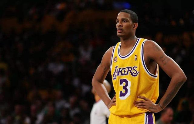 湖人再签两将,科比队友回来了