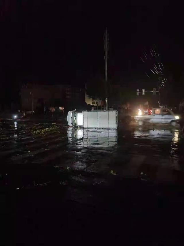 鹤壁出现14级大风,高铁被“逼停”,树木连根拔起,个别商户损失惨重