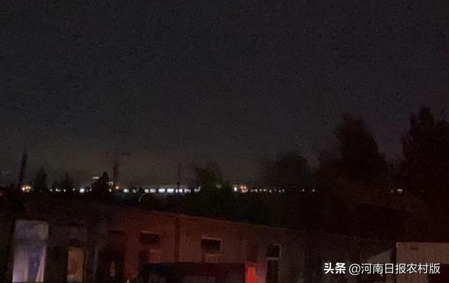 鹤壁出现14级大风，高铁被“逼停”，树木连根拔起，个别商户损失惨重