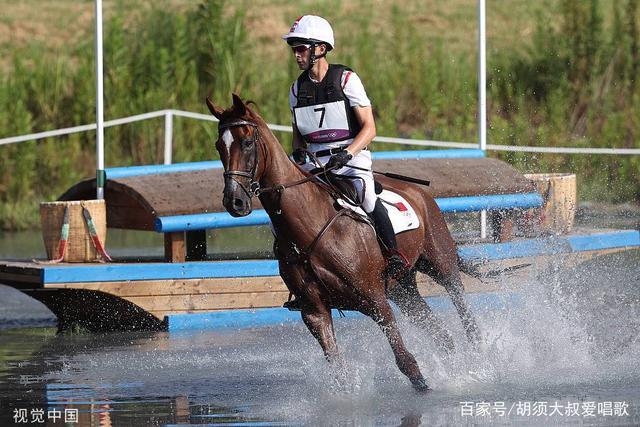 高清图:马术三项赛团体及个人越野赛 华天出战