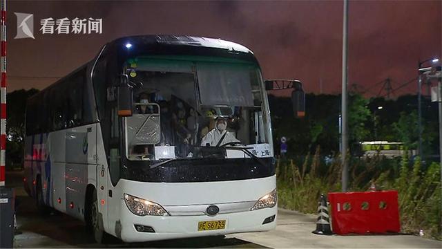 连夜行动!上海浦东机场开展大规模核酸检测