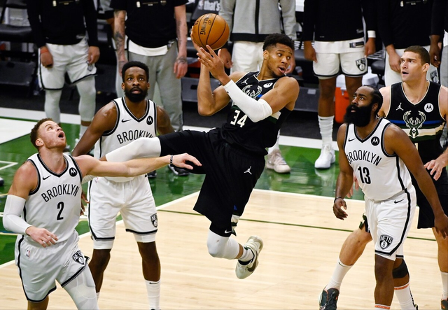 和三巨头说再见!篮网离队第二人,正式完成签约,不用再拿底薪了