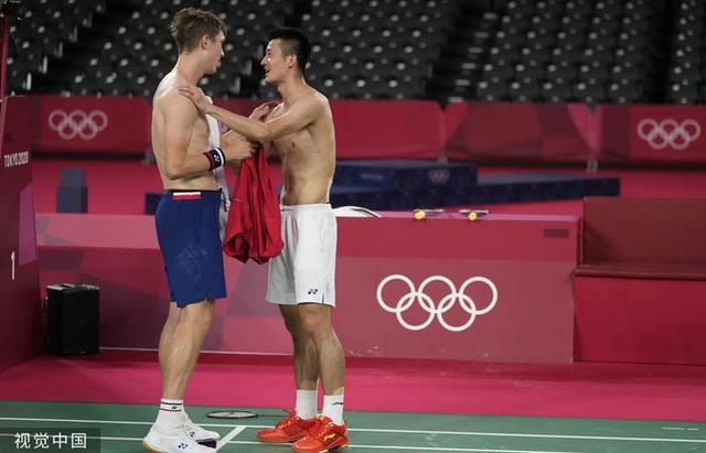 心服口服!谌龙微笑拥抱安赛龙 被批“混日子”的他坚守到最后