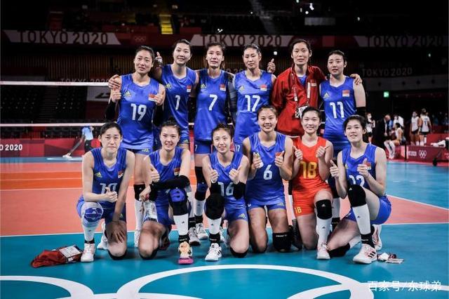 为何拥抱丁霞最久?郎平懂得丁霞心酸,小蚂蚁奥运生涯或终结