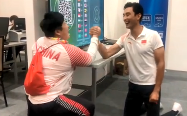 和巩立姣掰手腕是什么感觉?马术名将华天体验一把,结果可想而知