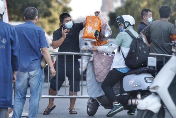 探访郑州封控区!人员只进不出,生活照旧