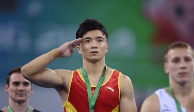 父亲下岗!3代蜗居49平房子!30年多后,他击败5位世界冠军封王