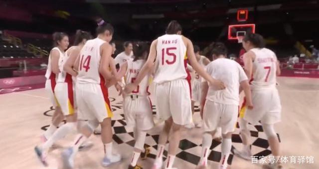 看着状态火热的女篮,中国男篮集体来求学