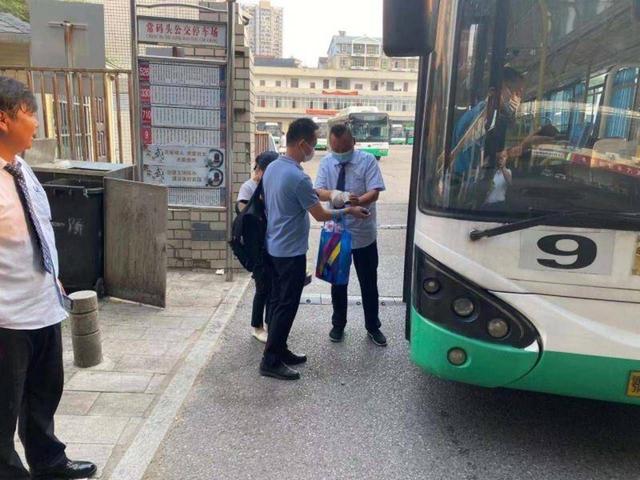 戴口罩、量体温、亮绿码……武汉公交持续加强疫情防控力度