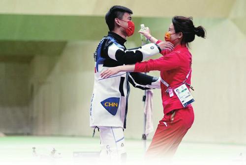 打破世界纪录夺冠后拥抱教练杜丽,山东00后神枪手张常鸿说:最想吃...