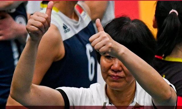 郎导,赛后“阳光总在风雨后”之中,郎导女排姑娘拥抱,全员泪目