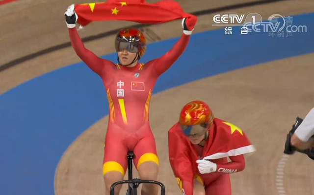 太飒了!钟天使夺冠后挥舞国旗绕场,放开双手蹬车,这一幕燃爆