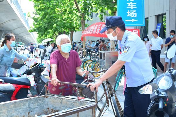 维持秩序帮助老年人扫码登记 抗疫一线上的郑州民警刘波强