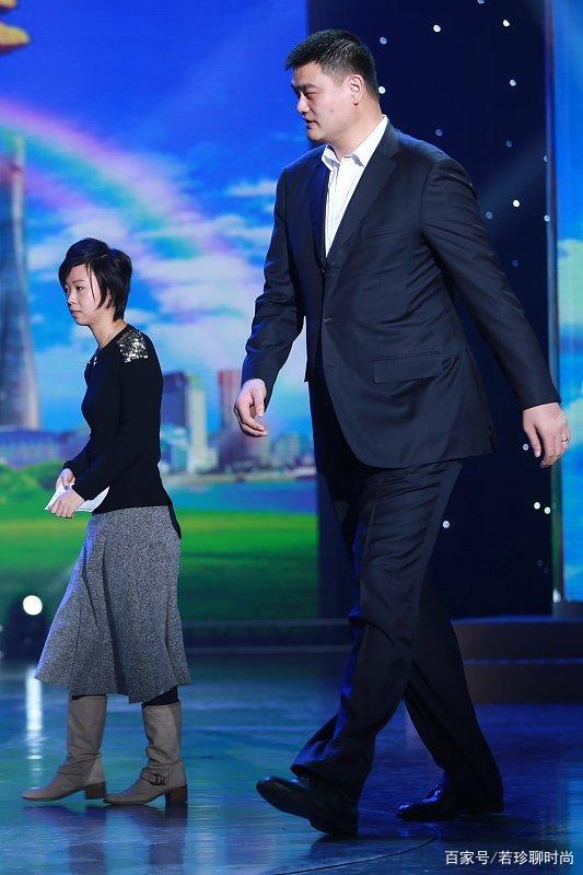 张怡宁退役后气场也挺强的,就算和姚明站在一起,气势也很强大