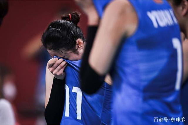 告别战,哭着拥抱,郎平双眼发肿道歉,朱婷的小举动满满心酸