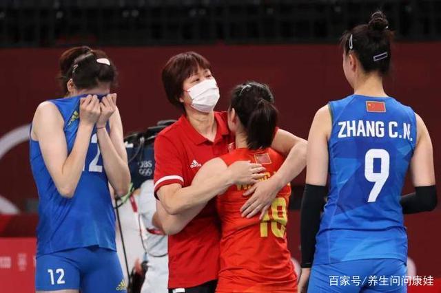 郎平与女排姑娘拥抱,挥泪奥运赛场,大半生时光奉献给了中国女排